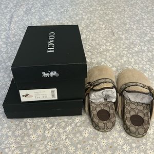 You looking 👀 at the NEW COACH slippers 🥿! Look 👀 very warm !